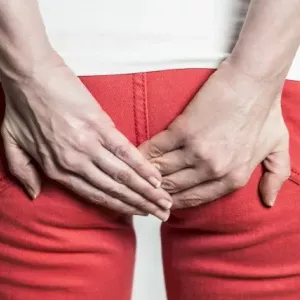 Dyskomfort w odbycie u kobiet: przyczyny, objawy, możliwe problemy i leczenie