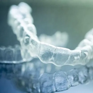 Invisalign: opinie. Alignery do zębów invisalign