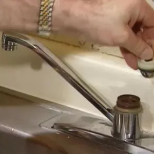 Jak odkręcić kran: niezbędne narzędzia i instrukcja krok po kroku