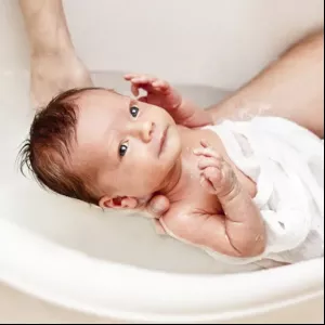 Jaka jest temperatura wody do kąpieli noworodka?? Swaddling dla noworodka