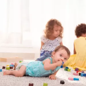 Dziecko połknęło plastikową część: co robić, pierwsza pomoc