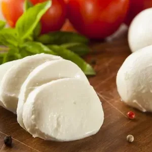 Sałatka z suszonymi pomidorami i mozzarellą: proporcje, przepis i porady kulinarne