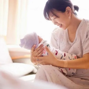 Pielęgnacja niemowląt: cele, zalety i wady, porady pediatrów
