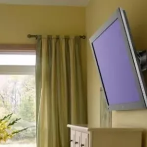 Wysokość telewizora na ścianie w sypialni: jak umieścić, komfort oglądania i wskazówki dotyczące instalacji