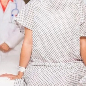 Zielona wydzielina z piersi przy uciskaniu: przyczyny i leczenie